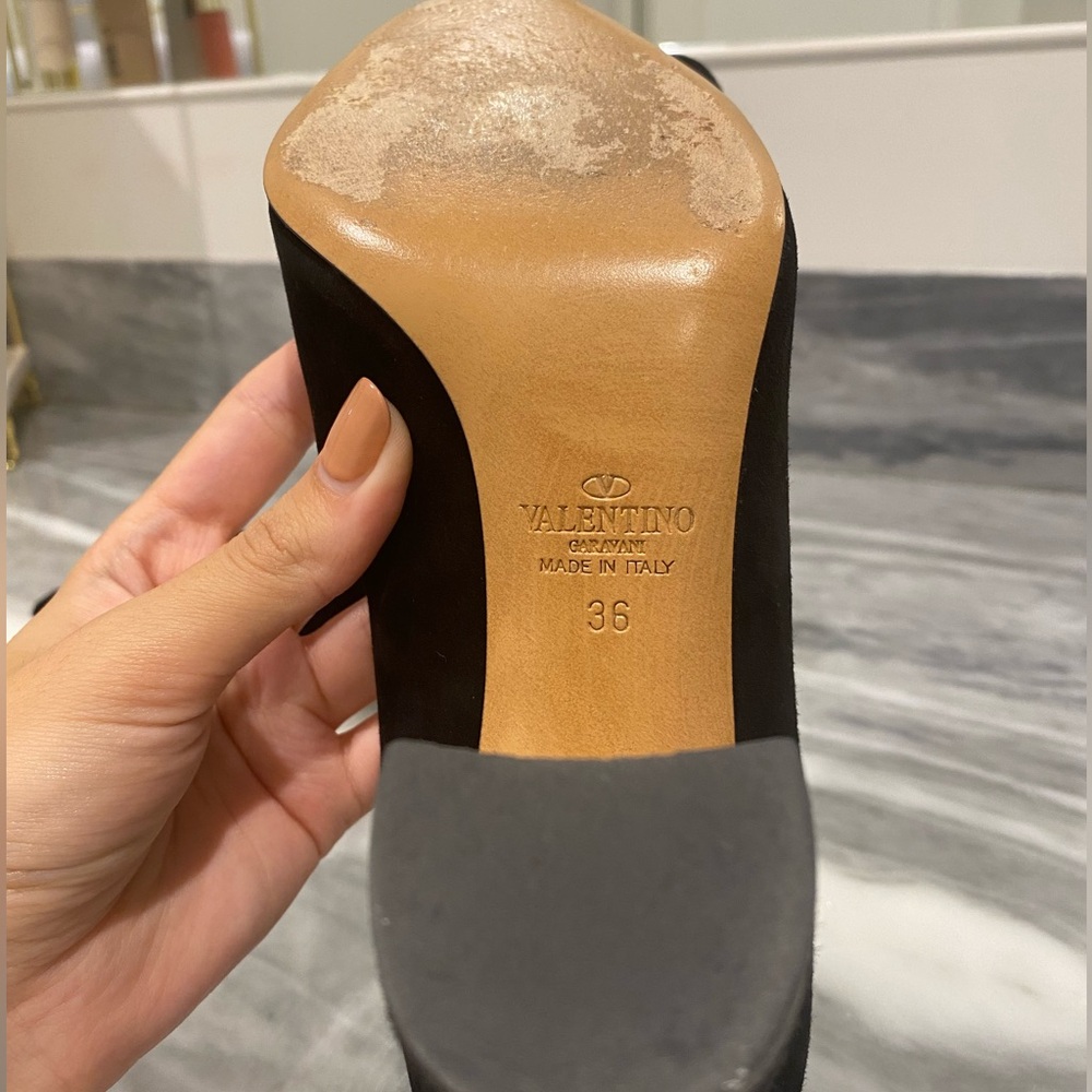 VALENTINO GARAVANI velvet heels with gold tip - Picture 4 of 4